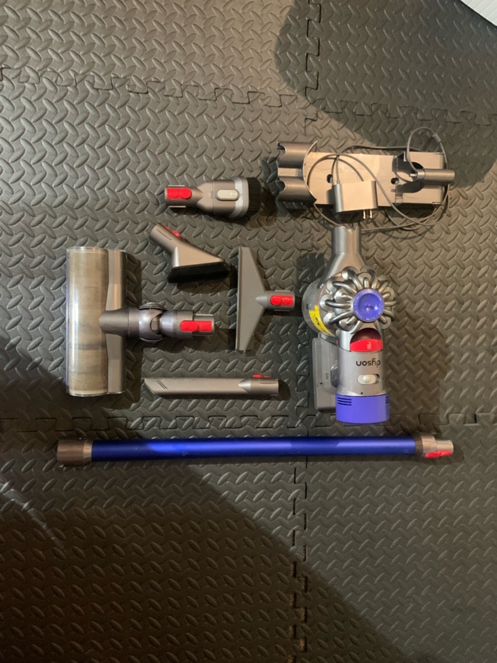 Dyson V7 Cordless Stick Vacuum – Powerful, Lightweight, Full Set